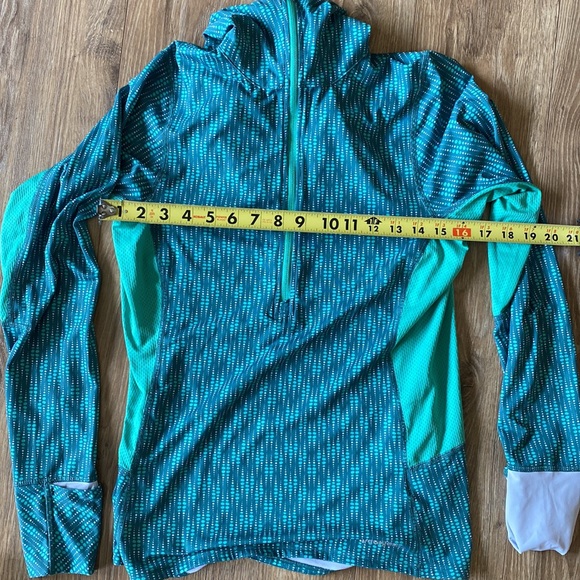 Sz M Patagonia Hoodie - Stretchy with Unique Features- Excelllent Condition ❤️😊 - Picture 10 of 13